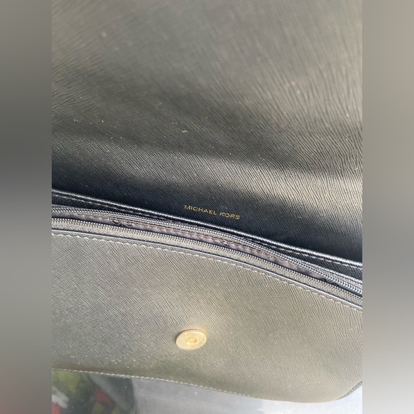 Michael kors purse. Name- Lg GUSSET CROSSBODY. - Picture 3 of 5